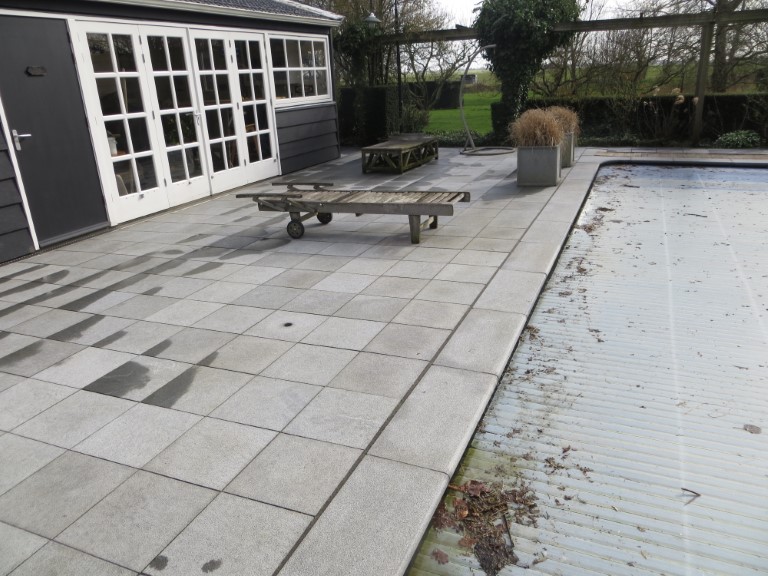 terras bij zwembad na reinigen