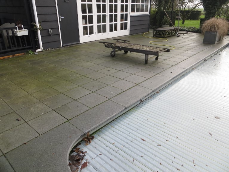 terras bij zwembad voor reinigen